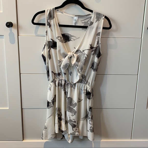 Style Shop Floral Ruffle Tie Front Romper - Size Small - Picture 4 of 9